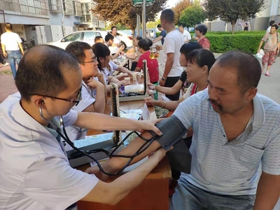 县中医医院 借“夏日健康知识进万家”宣传服务活动普及健康咨询