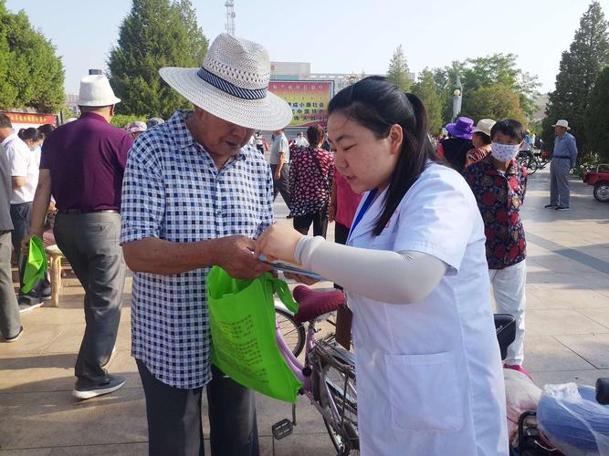 西环社区卫生服务站开展“助力父母 成功母乳喂养”健康教育咨询活动